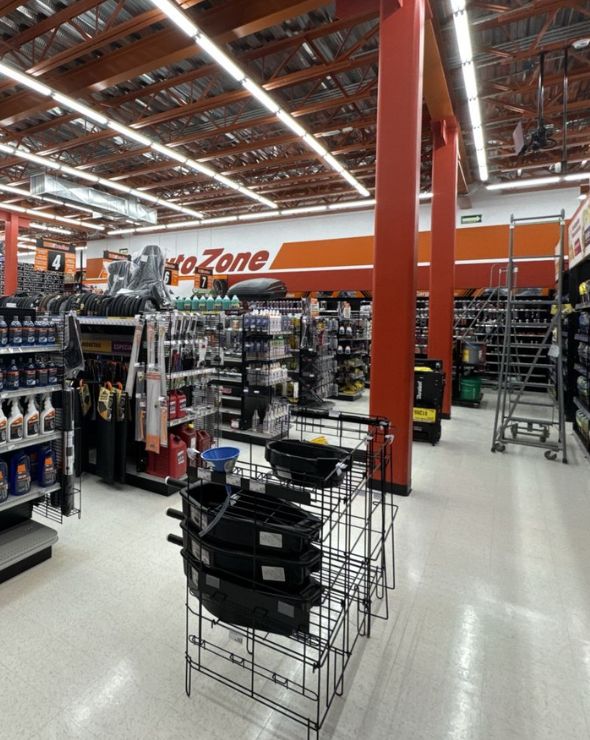 Interior de tienda AutoZone