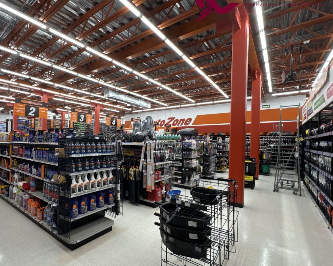 Interior de tienda AutoZone